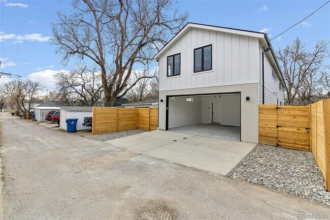 Building Photo - 2458 Chase St