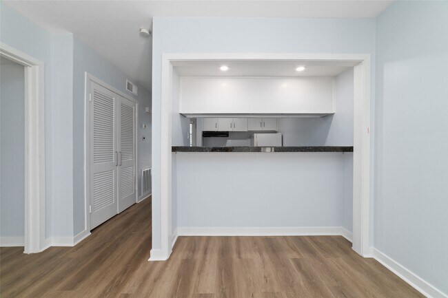 Building Photo - 3300 Yorktown St