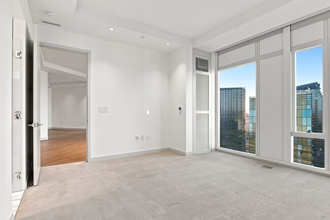 Building Photo - Stunning North Strip/City views from this UNFURNISHED 1+Den/1.5ba residence.