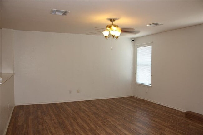 Building Photo - 107 Outfitter Dr