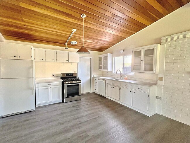 Building Photo - 2152 Athene Dr