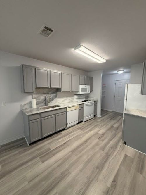 Building Photo - 15149 Deer Creek Dr