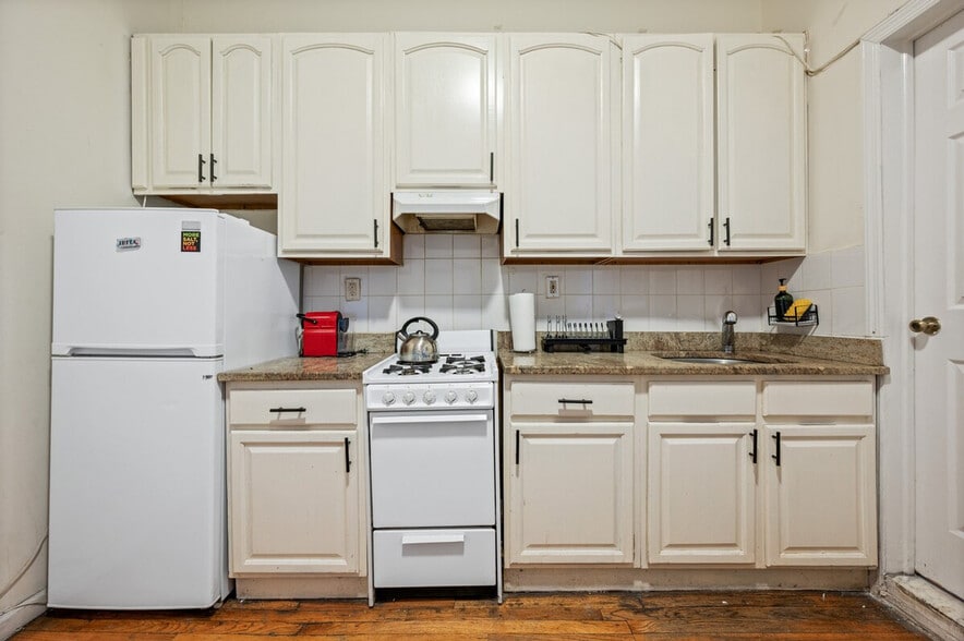 Building Photo - 639 2nd Ave