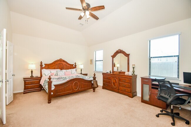 Building Photo - 5619 Drumlin Field Way