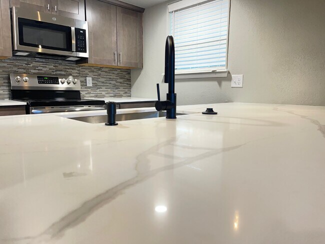 Building Photo - Modern 2 Bedroom Condo