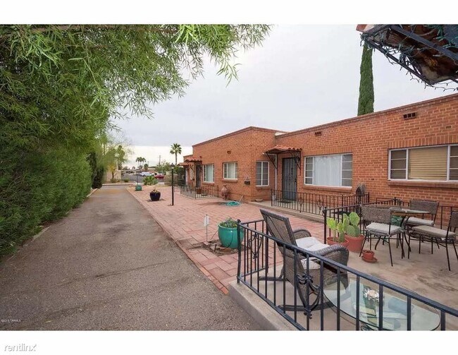 Building Photo - 1 br, 1 bath 4plex - 2919 East 10th Street