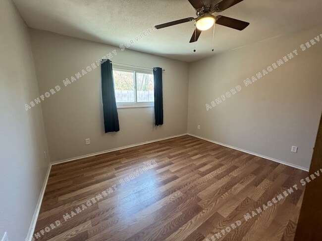 Building Photo - $1,400 Steal! Cozy 2-Bedroom Home in the H...