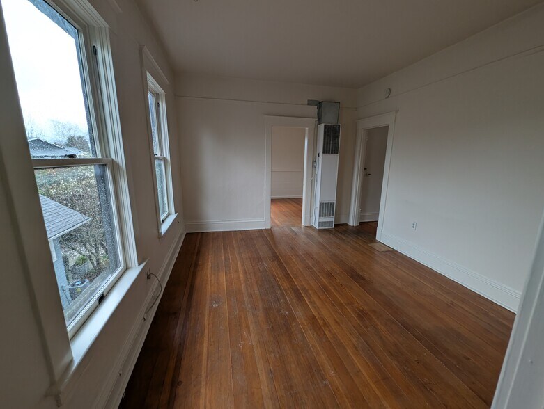 Building Photo - 715 SE 28th Ave