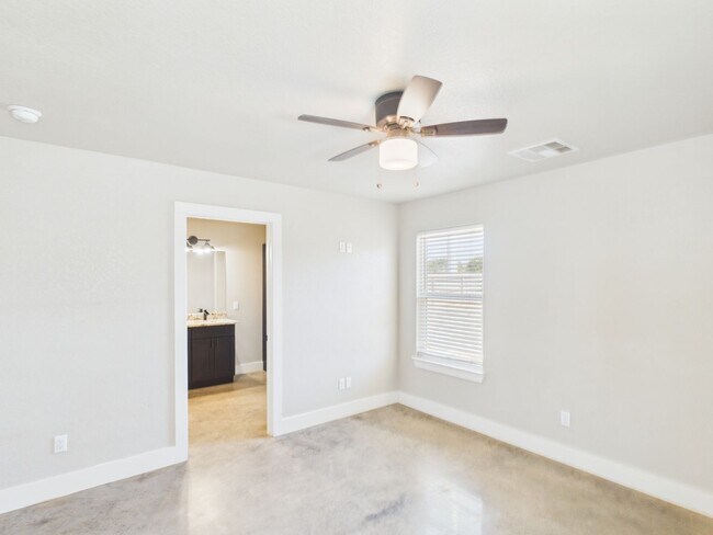 Building Photo - 124 Feather Way