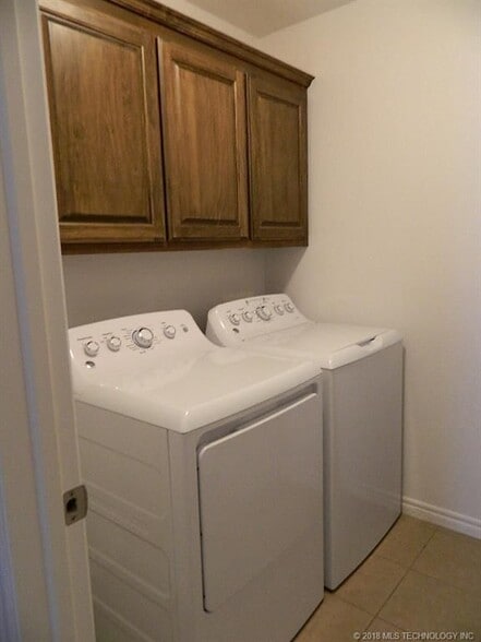 utility room with washer & dryer - 610 Rolling Hills Dr