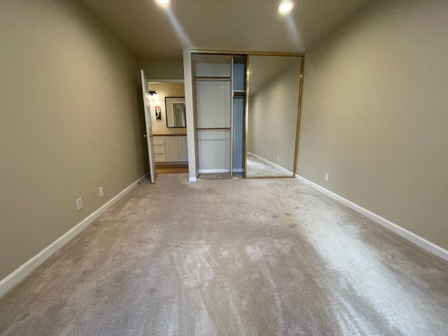 Building Photo - Spacious Updated Two Bedroom Condo in Wate...