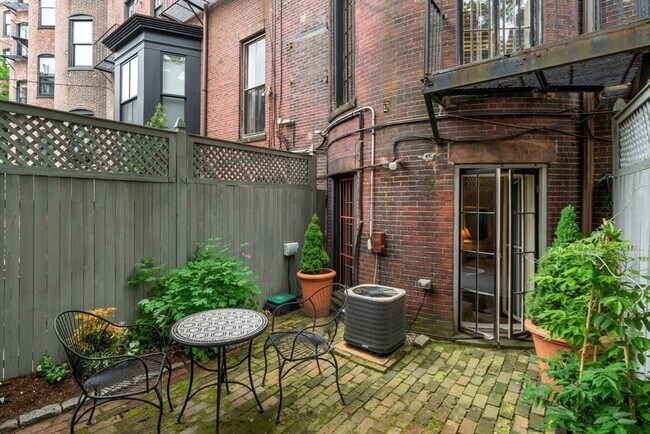 Building Photo - 319 Marlborough St