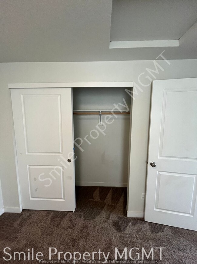 Building Photo - 2 Bedrooms with Garage Parking