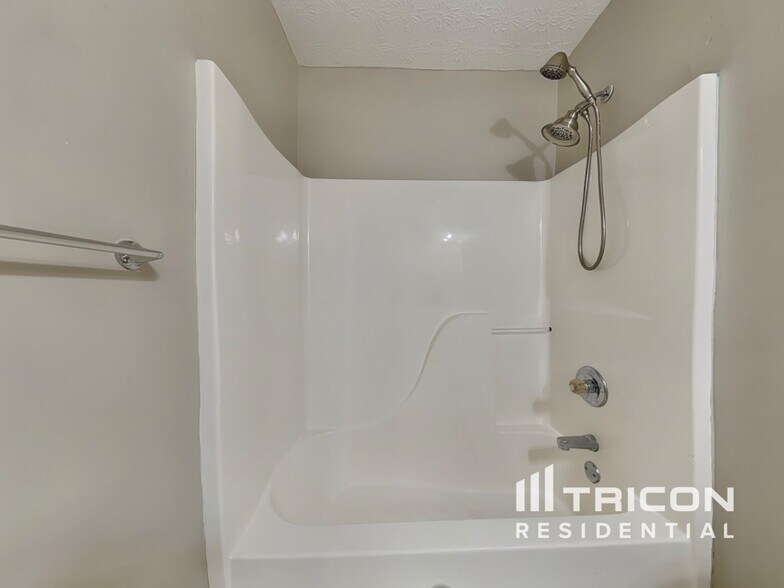 Building Photo - 2309 Swan Lake Ct