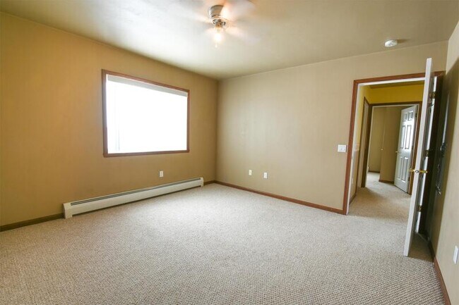 Building Photo - 830 E Elm Dr