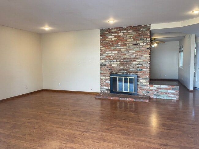 Building Photo - Beautiful 3 bedroom home with pool in Fountain Valley