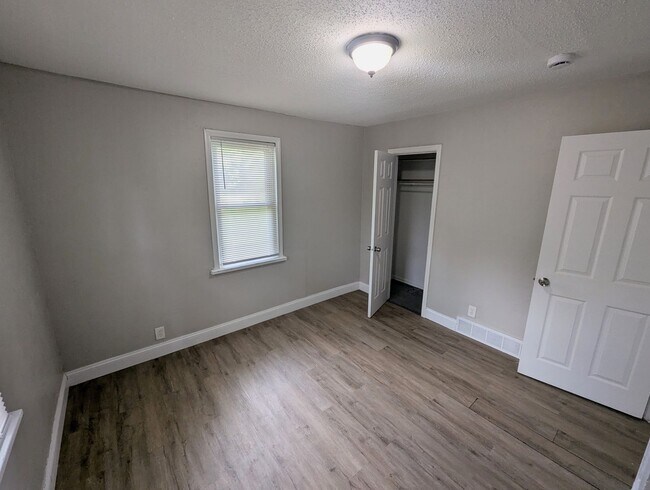 Building Photo - Farmview Vista - Section 8 Friendly!