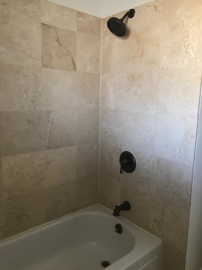 Building Photo - Attractive 3 bed / 2 bath family home