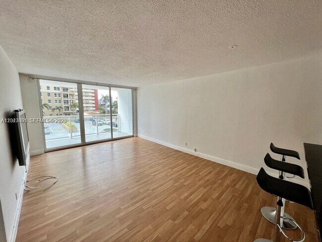 Building Photo - 2030 S Ocean Dr