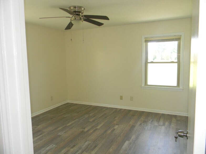 Building Photo - 802 Westview Ct