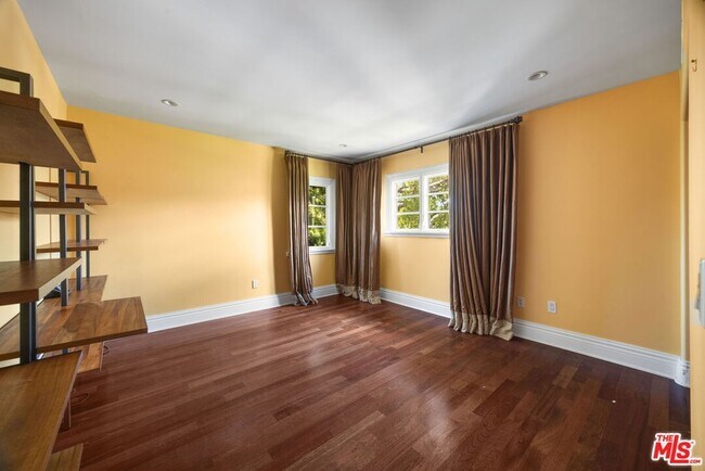Building Photo - 758 N Almar Ave