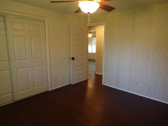 Building Photo - 11865 SW Ebberts Ct