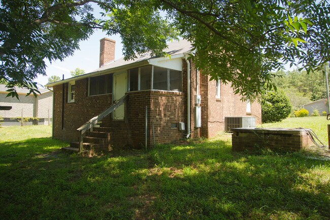 Building Photo - Country living in Graham