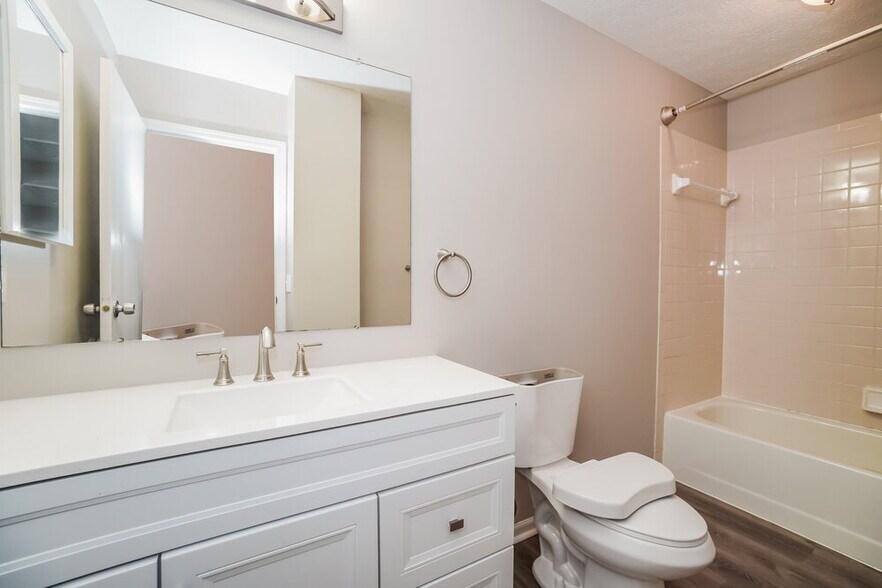 Building Photo - 224 Eastcreek Dr