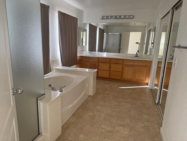 Building Photo - 2519 Withrow Ln