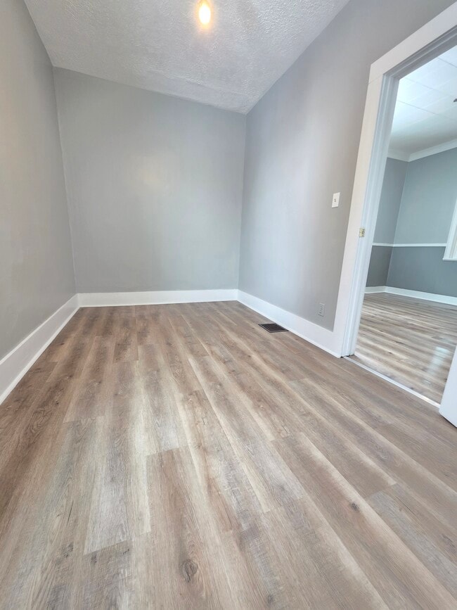 Building Photo - 129 W Perry St