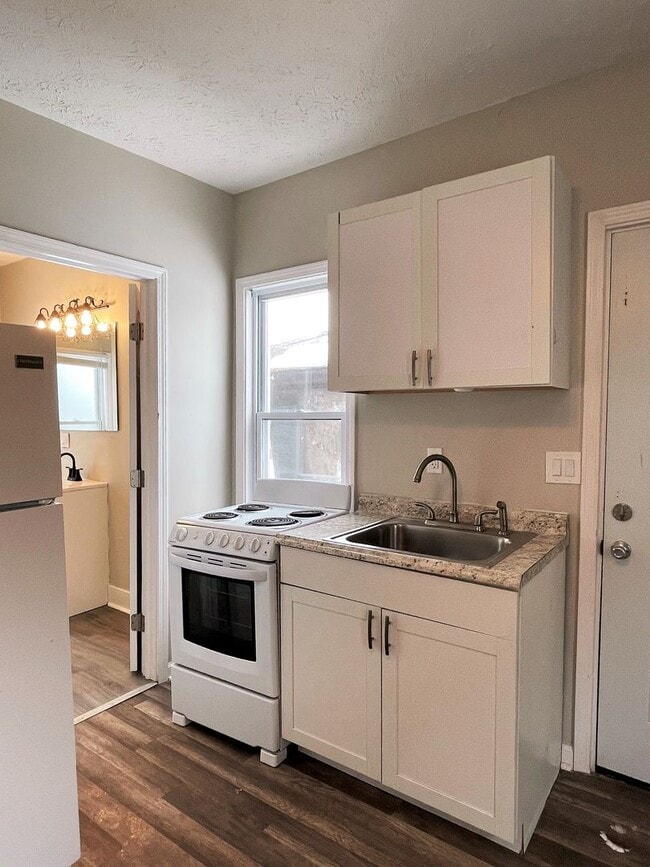 Building Photo - 1239 W 67th St