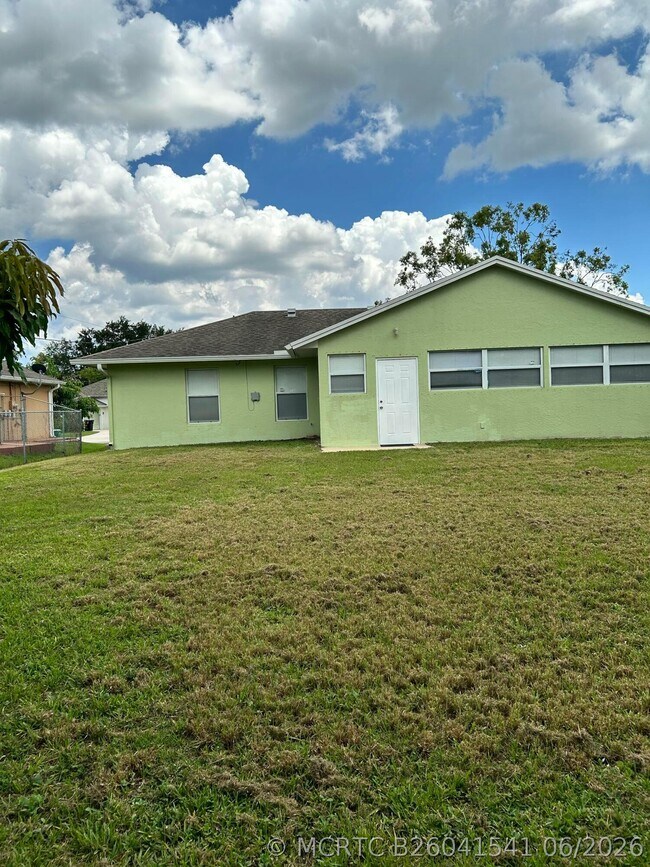 Building Photo - 367 SW Donna Terrace