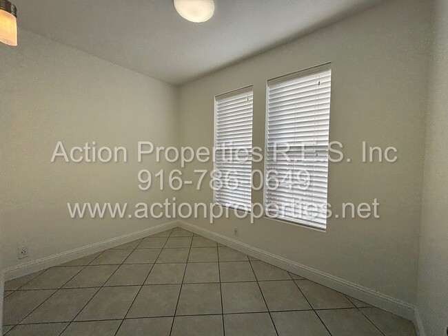 Building Photo - Spacious 4 Bed, 2.5 Bath + Office - Tesla ...