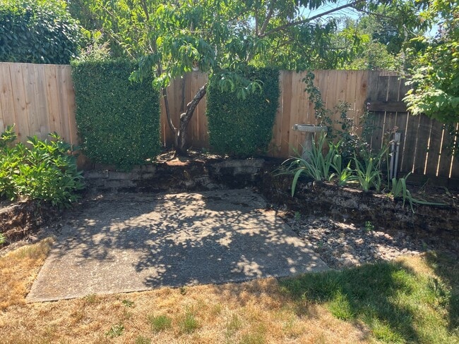 Building Photo - Charming Three Bedroom Home in Central Salem