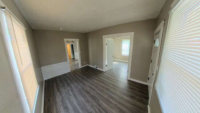 Building Photo - Three Bedroom w/opt 4th bedroom  - Single Family Home!