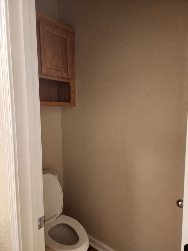 Building Photo - 4 bedroom 2 bathroom home Near Christofferson Pkwy Close to Walnut Elementary, Turlock Jr High Sc...