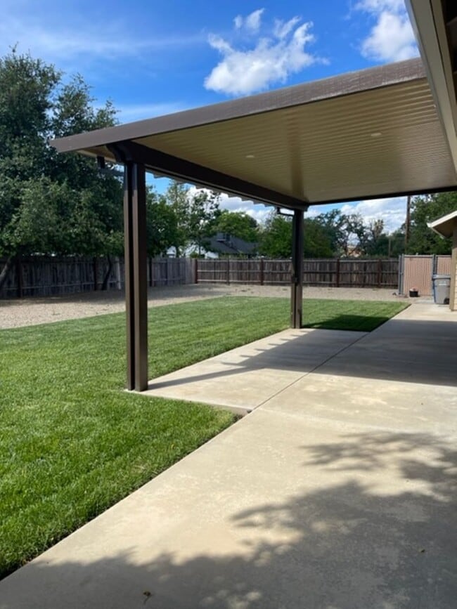 Building Photo - 3 Bedroom Home in Mistletoe Neighborhood