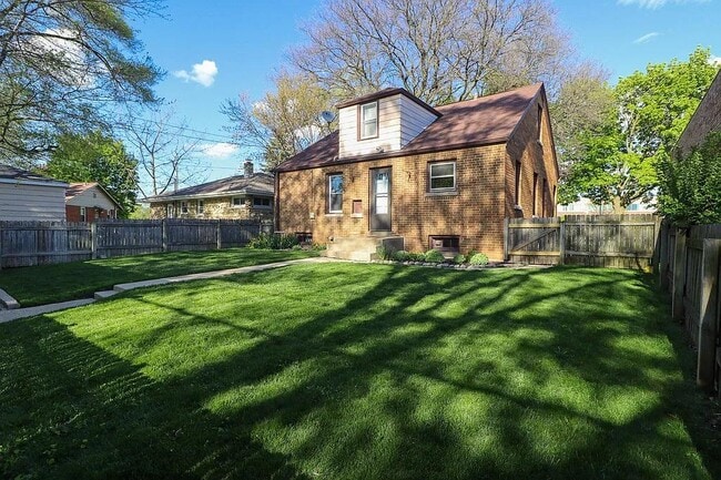 Building Photo - 5651 N Green Bay Ave