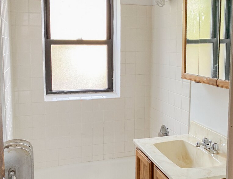 Building Photo - 1410 W Cornelia Ave