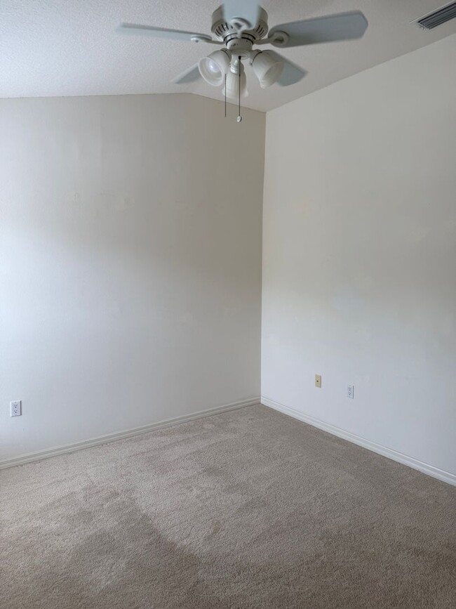 Building Photo - Spacious 2 Bedroom, 1.5 Bath Townhouse For Lease