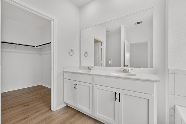 Building Photo - 941 Legends Ln