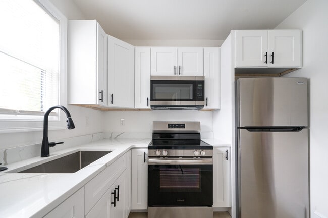 Building Photo - Elmgrove Ave