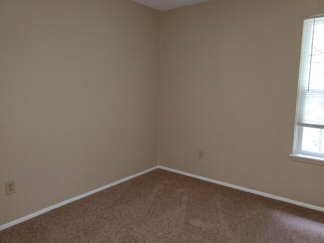 Building Photo - 327 Thalia Station Ct