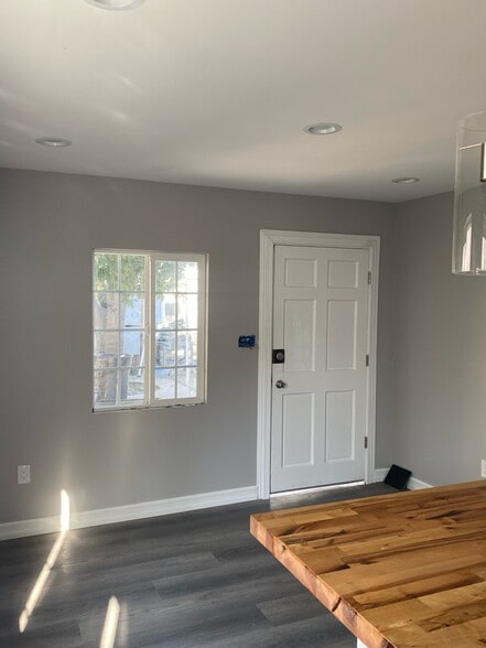 Studio - 3606 Santa Ana St