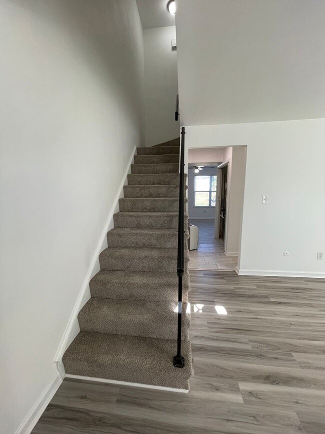 Building Photo - Centrally Located 3BR Townhome – Close to Everything!