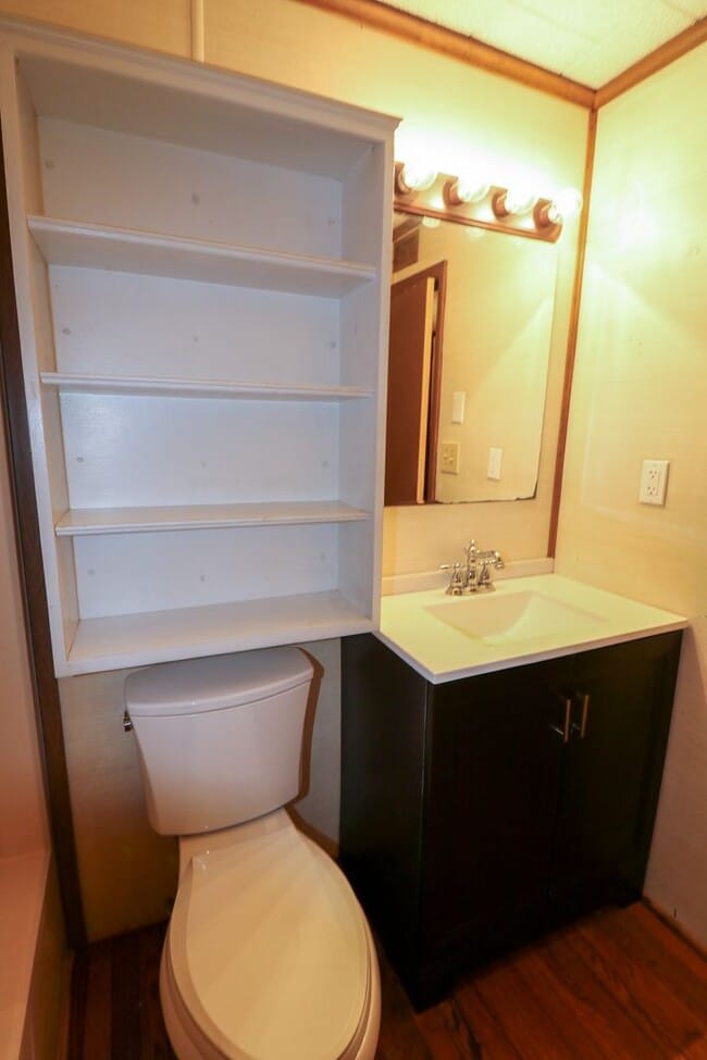 Building Photo - Cute Home Close to Town