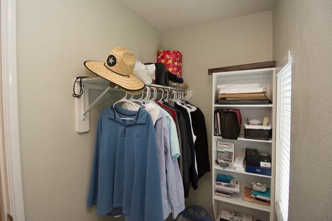 Building Photo - 16933 Scenic Knoll