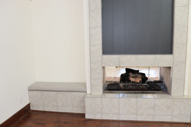 Building Photo - 5 Bedroom, 2 Bathroom