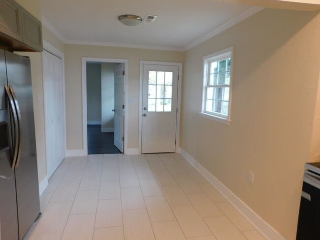 Building Photo - Completely Renovated 3 bed, 2bath home