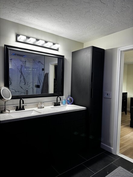 Master bath - 1042 Adams Rd